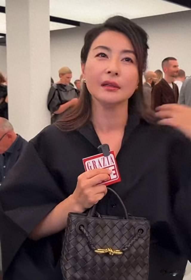 米兰秀场！别人拼命争艳郭晶晶一出场，才懂什么叫真·豪门底气！