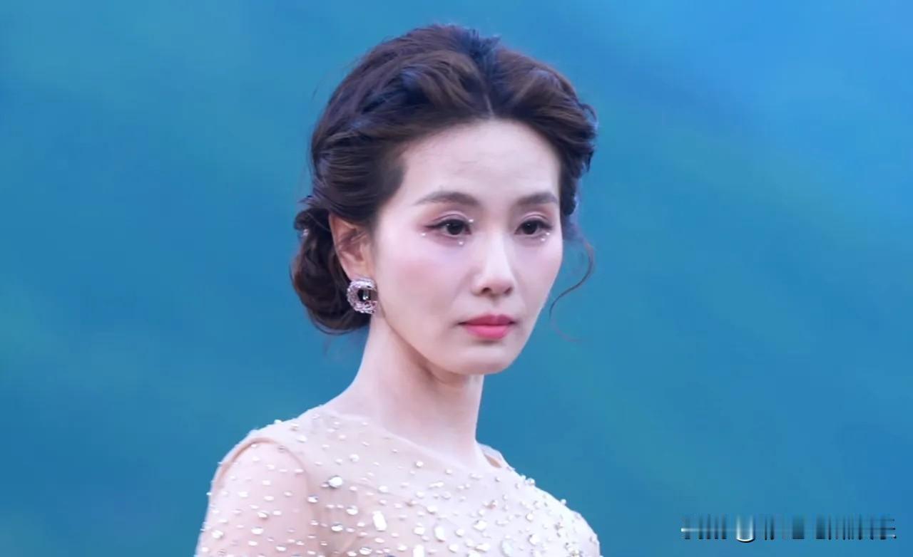 刘诗诗出席九寨沟红毯，穿着高定的她远看是女神近看认不出，这还是我们印象中仙气飘飘