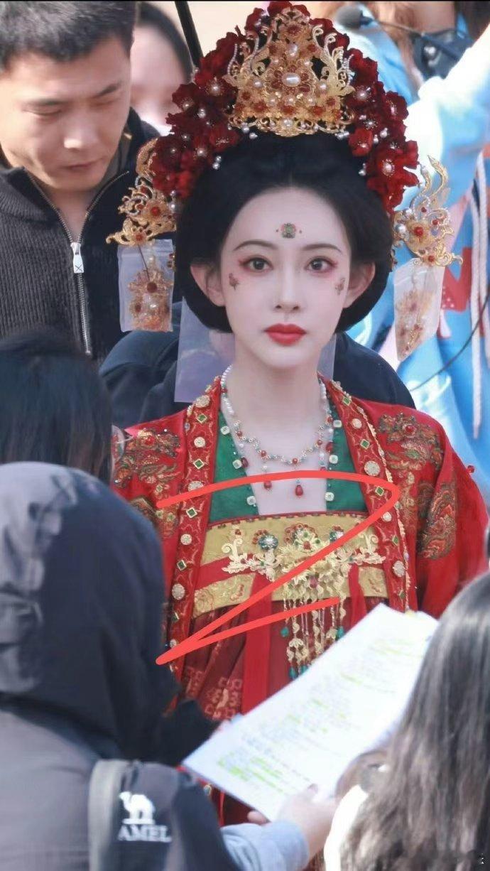 孟子义昨天女将军今天美新娘，孟子义暮晚摇婚服造型，谁懂今天的美新娘一整个养眼到了