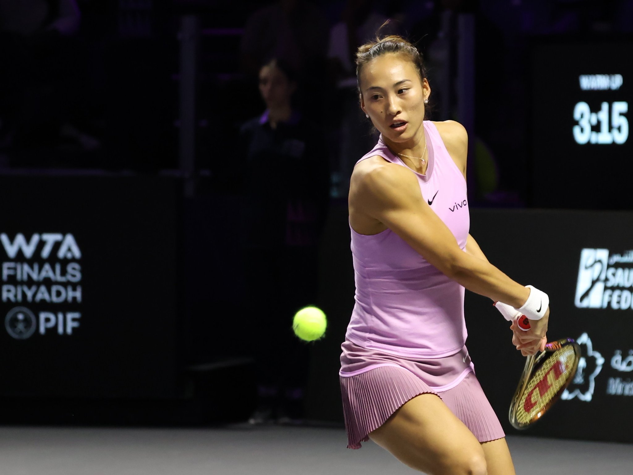 郑钦文错过了决胜盘5-3领先的优势，虽然挽救了四个冠军点，但还是在苦战超过3小时