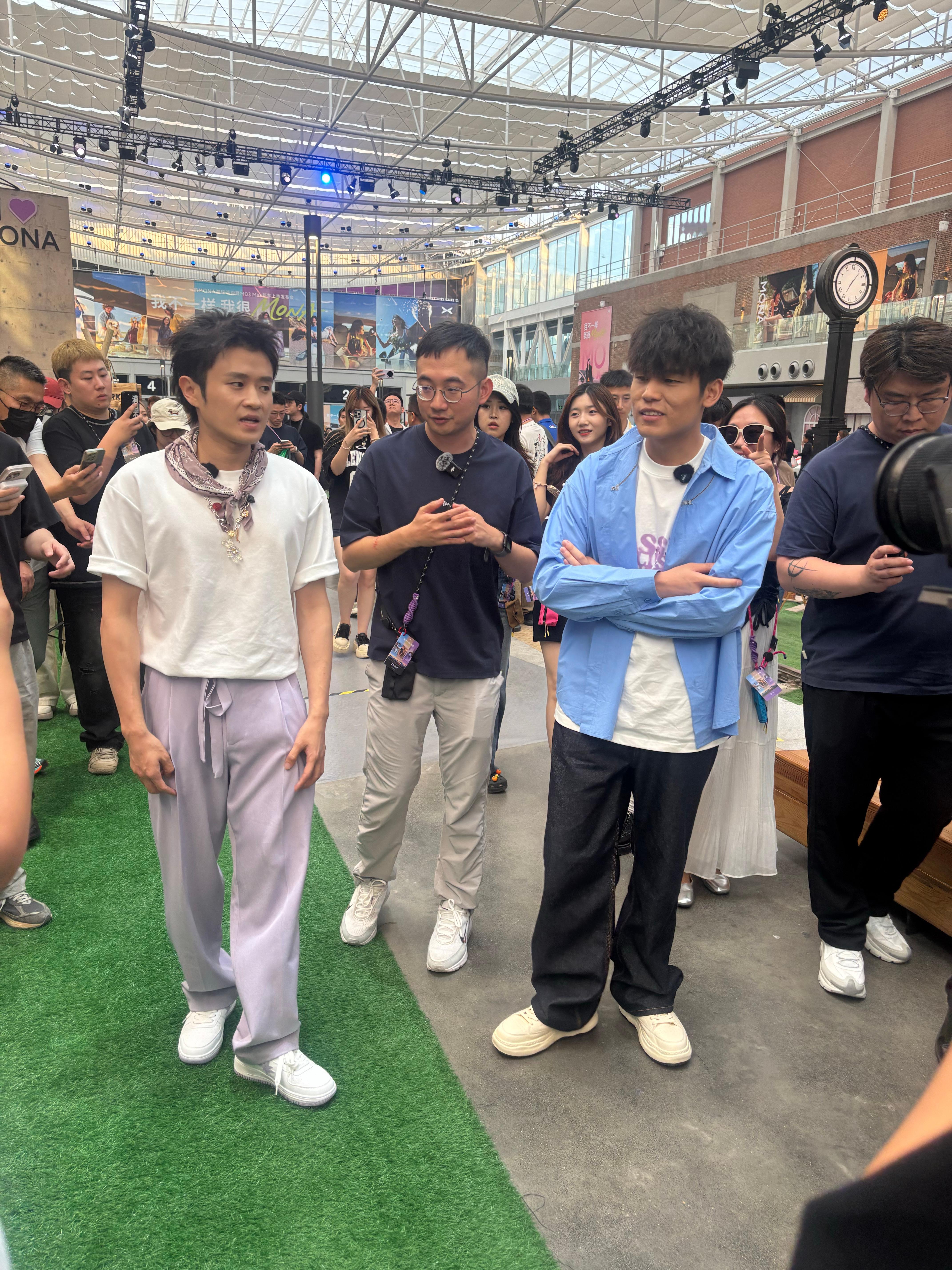 小鹏MONA发布会太会玩了小鹏MONA王勉和广智，不得不说，广智的真人比屏幕上长