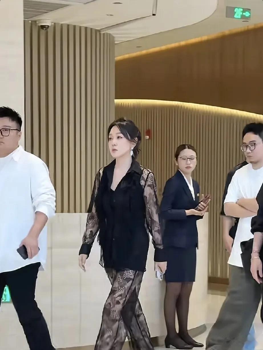 闫妮不开口说话是好冷姐 一开口都是娇憨