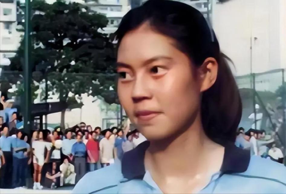 1982年，她在比赛期间背叛了祖国，以“政治避难”为由投向了美国的怀抱，令中国队