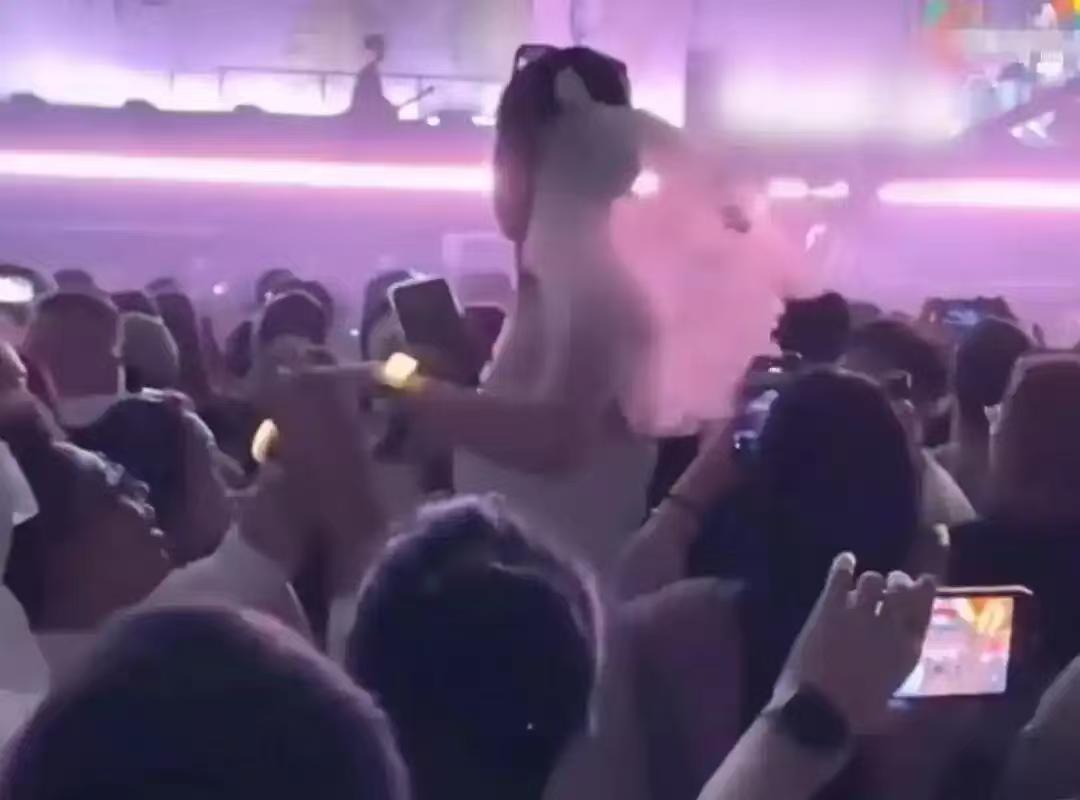 把求婚的个人私密事，拿到公众场合来公开表演，是神经搭错了，还是找错了地方？

9