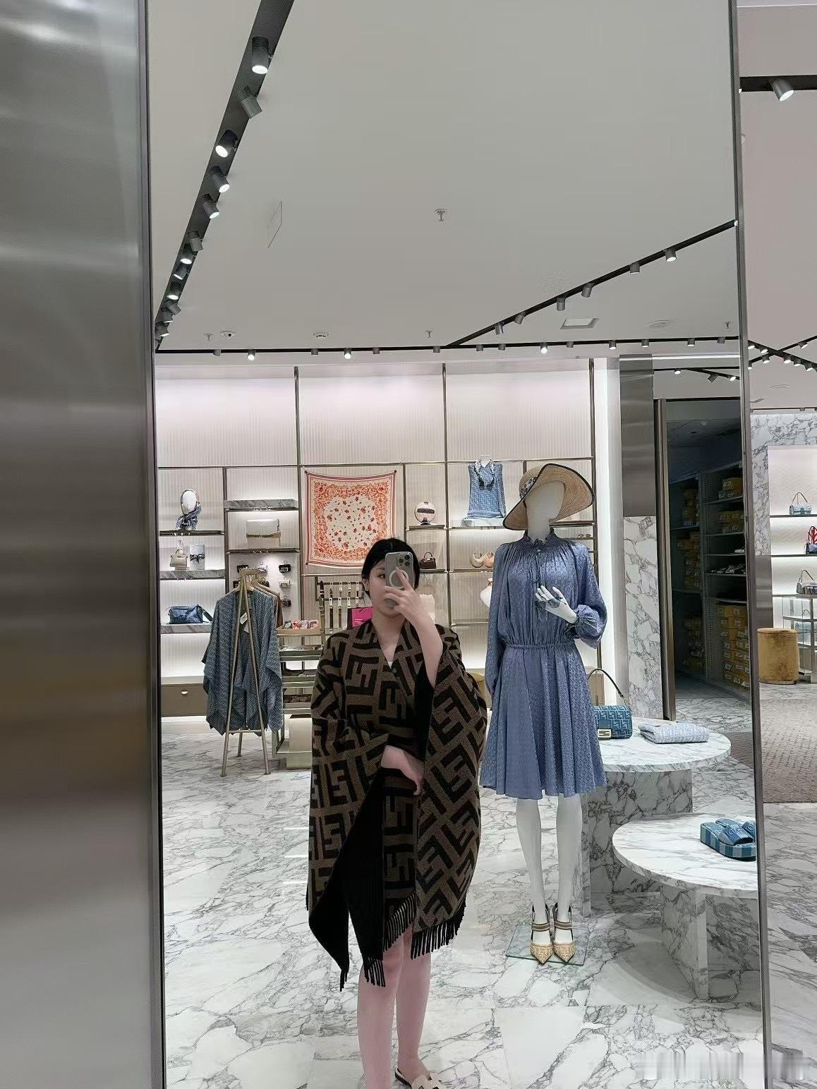 穿搭[超话]  这商场冷得我买了条超厚毛毯😪颜值街拍写真 ​​​
