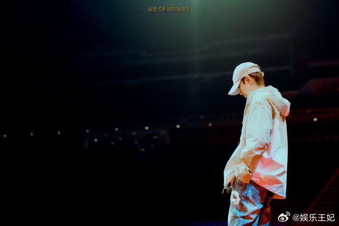 汪苏泷就这么走进我镜头挑战汪苏泷最近距离饭撒 近距离暴击！汪苏泷自然走进镜头，还