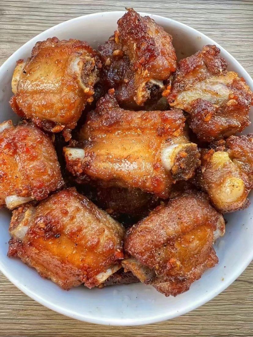 我妈做的椒盐排骨！想去校门口开店！
今天给大家分享一道！好吃到舔手指的蒜香椒盐排