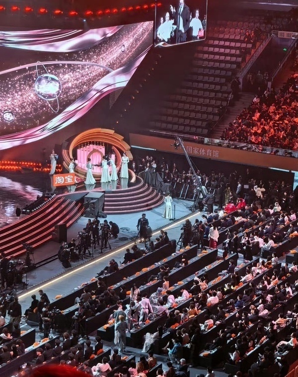 嗯，毛毛球坐在最右边 