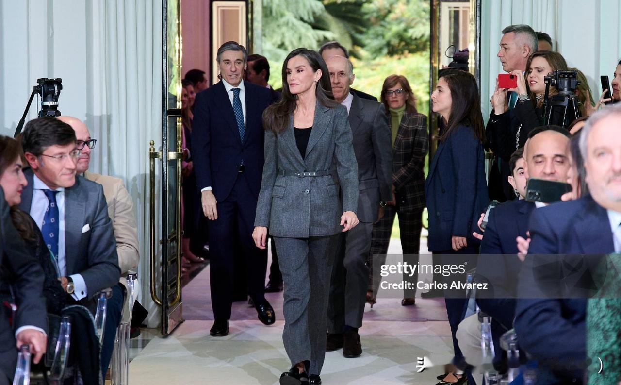 王后的另一场会议，灰色西装搭配，真是干练又帅气！女主播风格偶尔拿出来也不错！