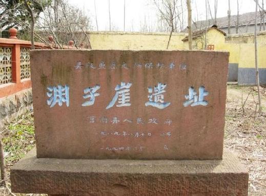 1941年，日军包围渊子崖村，准备大开杀戒，但村里的312名村民却不甘坐以待毙，