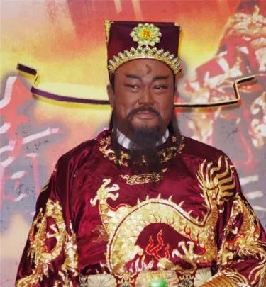 1993年，42岁的“包青天”金超群爱上了19岁的护士陈琪，陈琪父母强烈反对:“