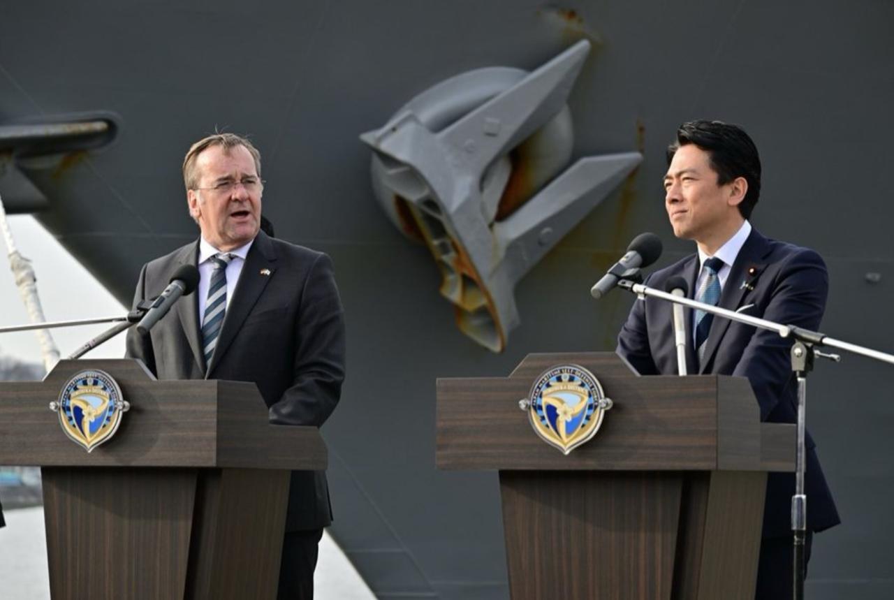 3月22日，德国防长鲍里斯·皮斯托里乌斯访问日本，并且会见了防卫大臣小泉进次郎。