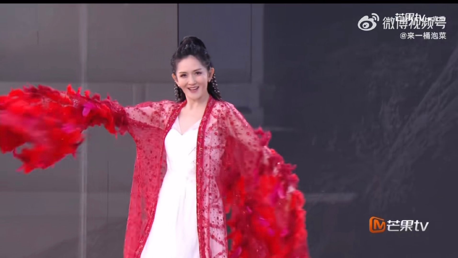 谢娜舞台串烧好牛浪姐成团夜 服了！谢娜连串烧都能编出“故事线”，从回忆到当下，场