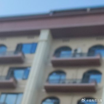 我特别烦那种“朋友就是资源”的说法。上次聚会有个人跟我说，要定期清理微信好友，把