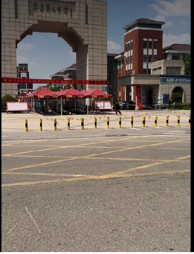 今天中考第一天，迟到考生进考点