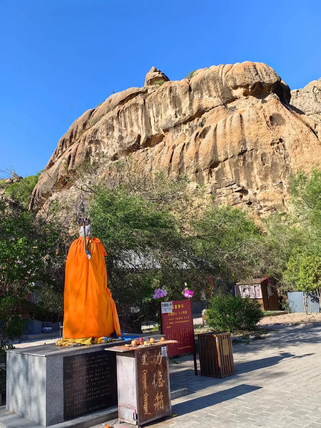 真寂之寺
名字都会让你浮想联翩
全国现存唯一一座辽代石窟古迹，总计佛掌接近一千尊