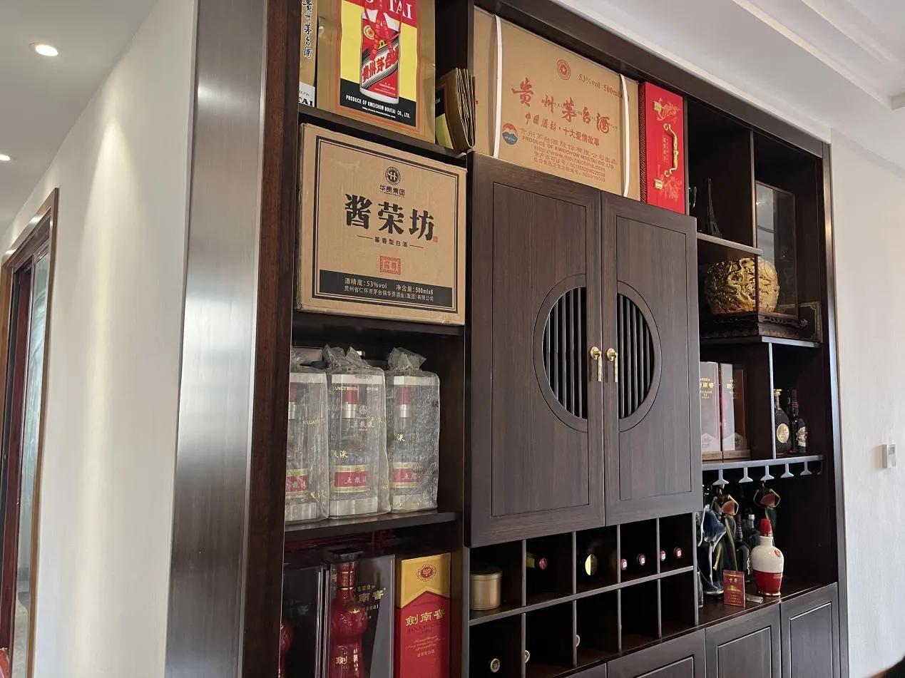 昨天领导搬家，让我去帮忙整理他的酒柜，本以为小事一桩，我就随口答应了，没想到，到