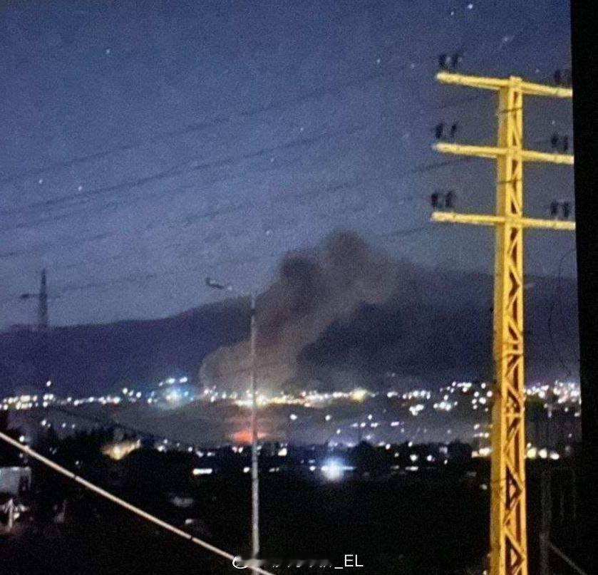 昨天晚上，以色列空袭了黎巴嫩东部巴勒贝克市以西的一处地点。 