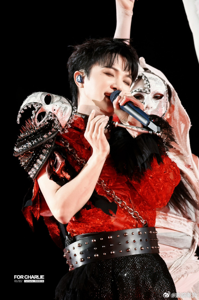 周深有效摘面具真的被周深的有效摘面具戳中！演唱会舞台上褪去所有伪装，简简单单的白