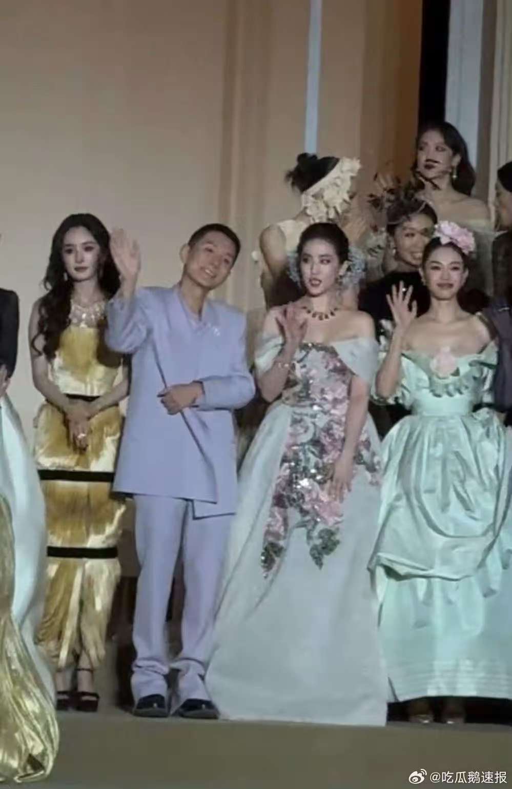 杨幂刘亦菲双c位杨幂刘亦菲vogue双c杨幂刘亦菲vogue双c，好，[捂嘴哭]
