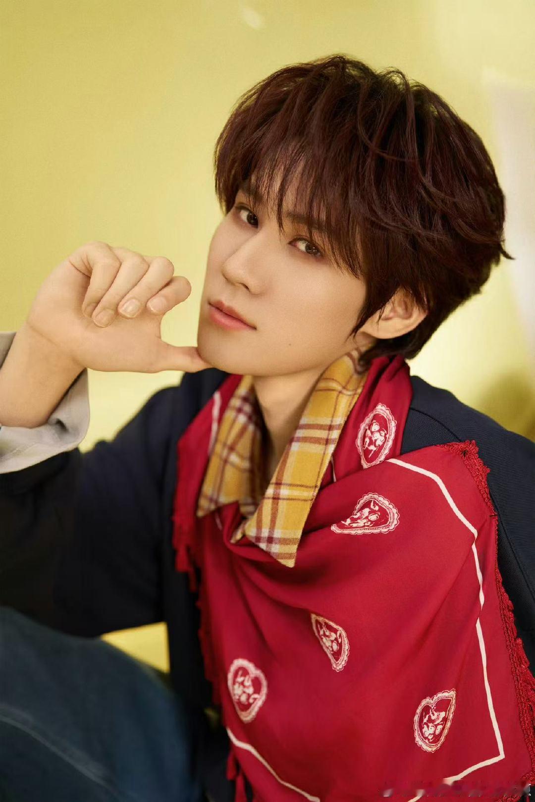 张真源遇到了雪 原来是在好六的舞台上！❄️ 下班照定格了漫天“雪花”飘落的瞬间，