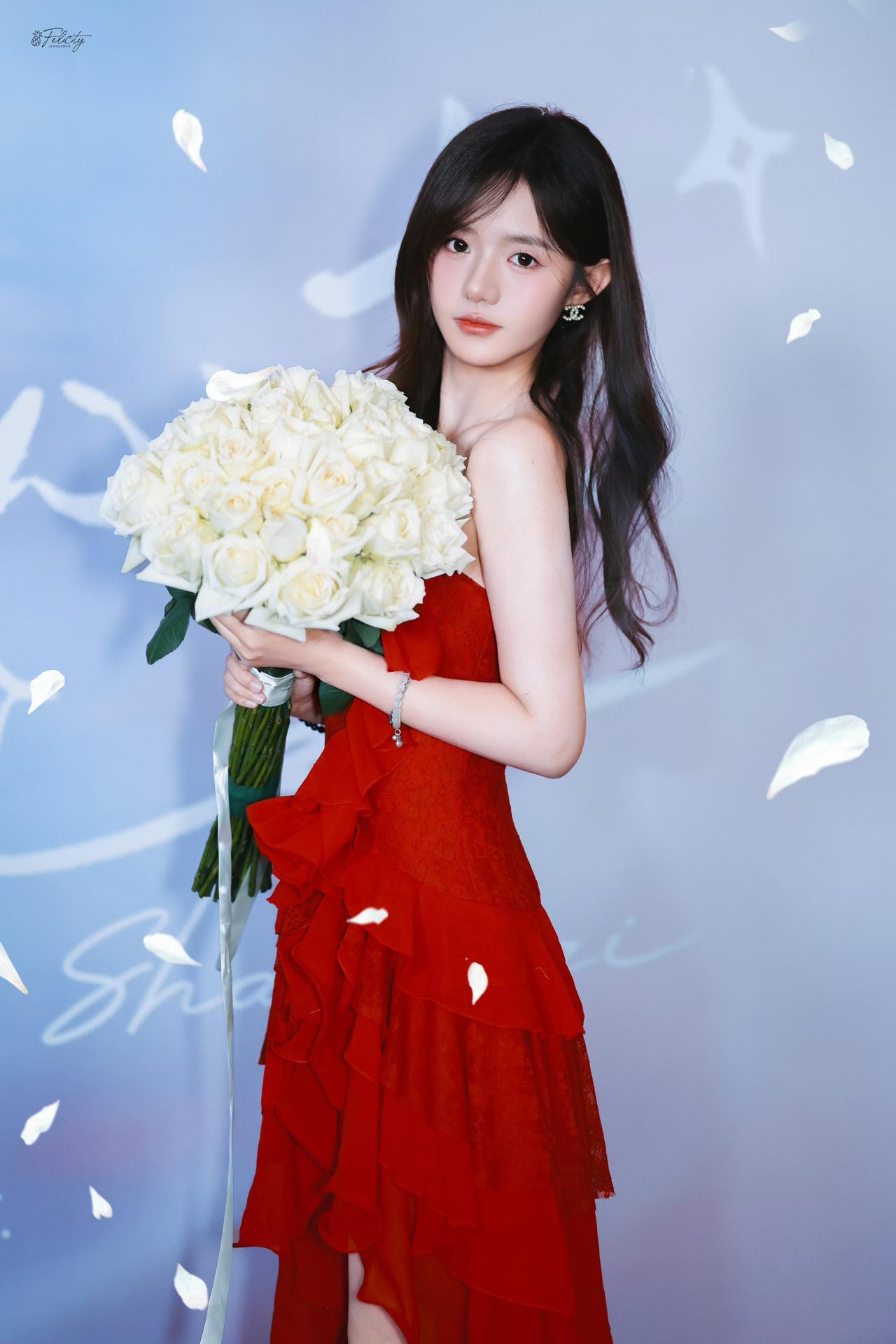 姜衫斜肩抹胸红裙太美啦！