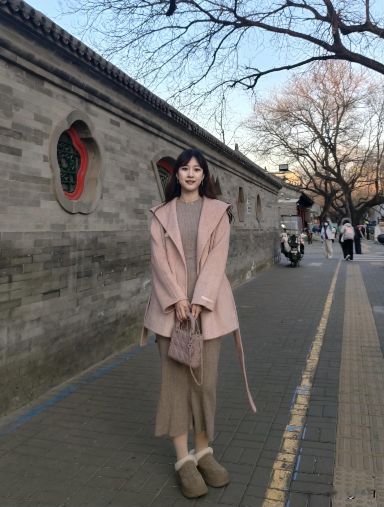 怎样搭配衣服会显得时尚一些浅粉色外套搭配羊毛衫长裙