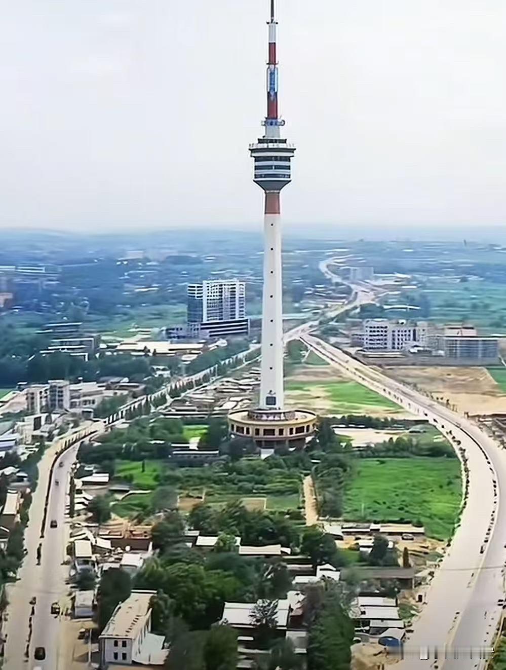 上世纪90年代初的长安南路

陕西电视塔，电视塔1987年建成

高度245米，