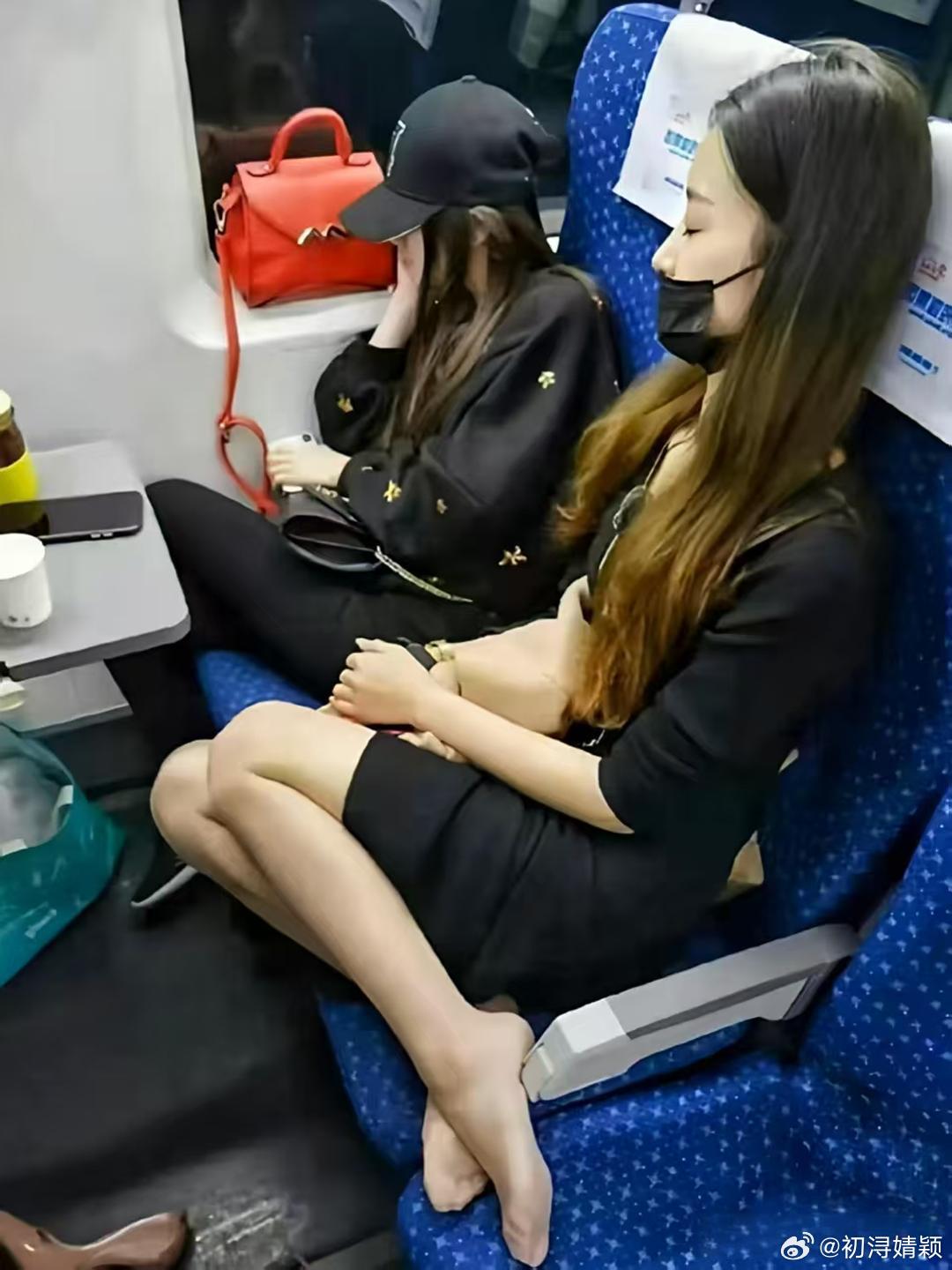 高铁上脱鞋的小姐姐，这波操作是想秀腿还是真累瘫？粉色高跟鞋太抢镜了 