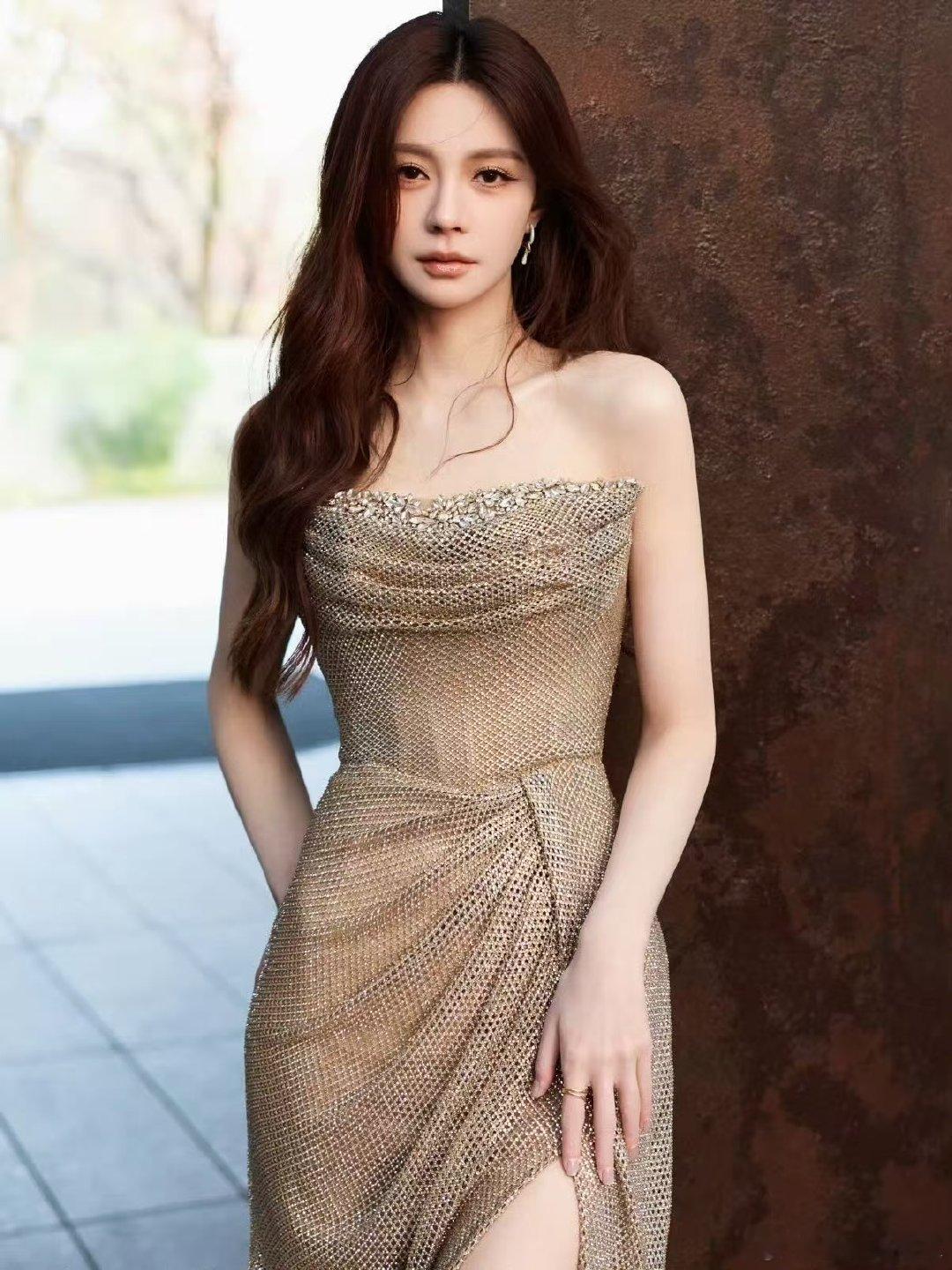 沈梦辰鎏金礼服造型声鸣远扬直播沈梦辰的鎏金礼服！裙摆摇曳间，尽显优雅大气 