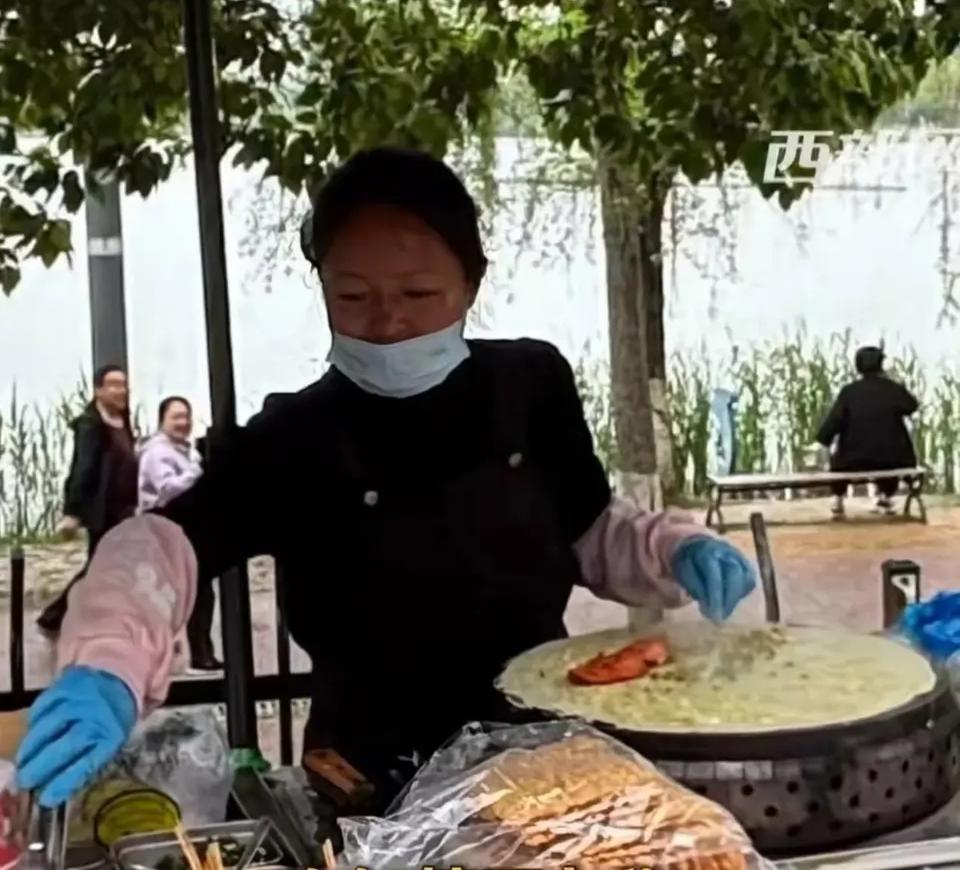 善良从不是单打独斗，而是平凡人之间一场温暖的“撑腰接力”。
43岁单亲妈妈的煎饼