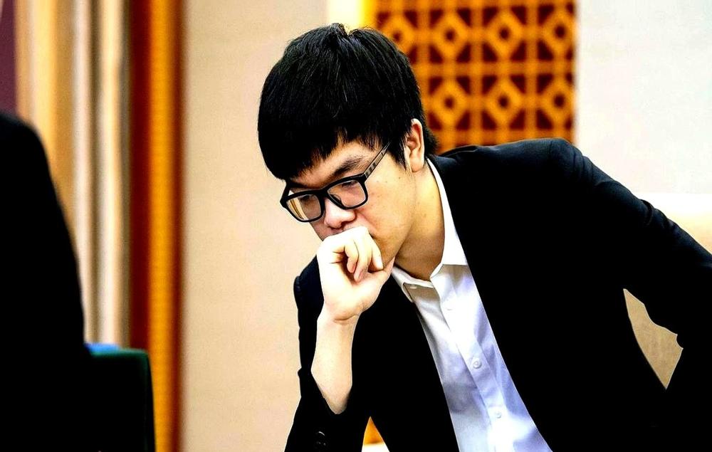 1985年聂卫平在擂台赛中的胜利引发全民围棋狂热，国家体委授予其"棋圣"称号；如