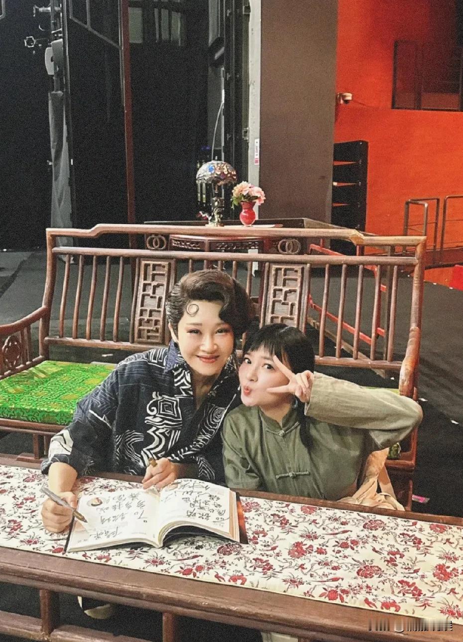 56岁的许晴，这脸有点难评了啊！
她出演话剧，在后台和同剧组的演员同框，戴着假发