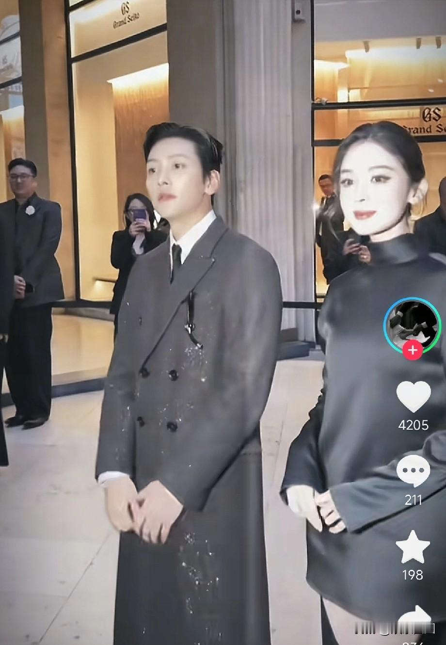 娜扎这美貌给国家争光了
站在韩国欧巴身边都闪闪发光