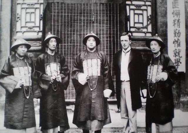 1928年，蒋介石北伐途经曲阜，专程参拜孔庙。时年九岁的衍圣公孔德成接待，蒋赞其