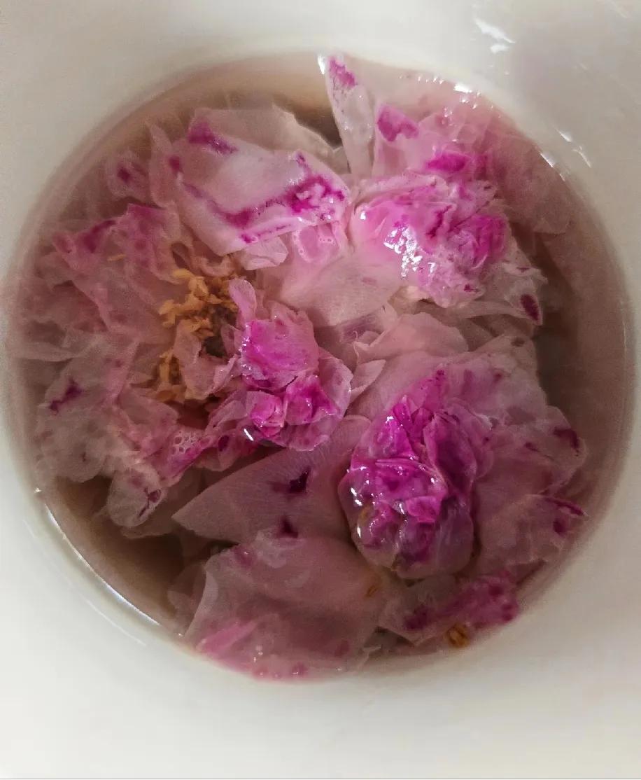 泡了几天玫瑰花茶，没觉得皮肤变白，但气色是真亮了点，之前蔫蔫的脸，现在看着通透不
