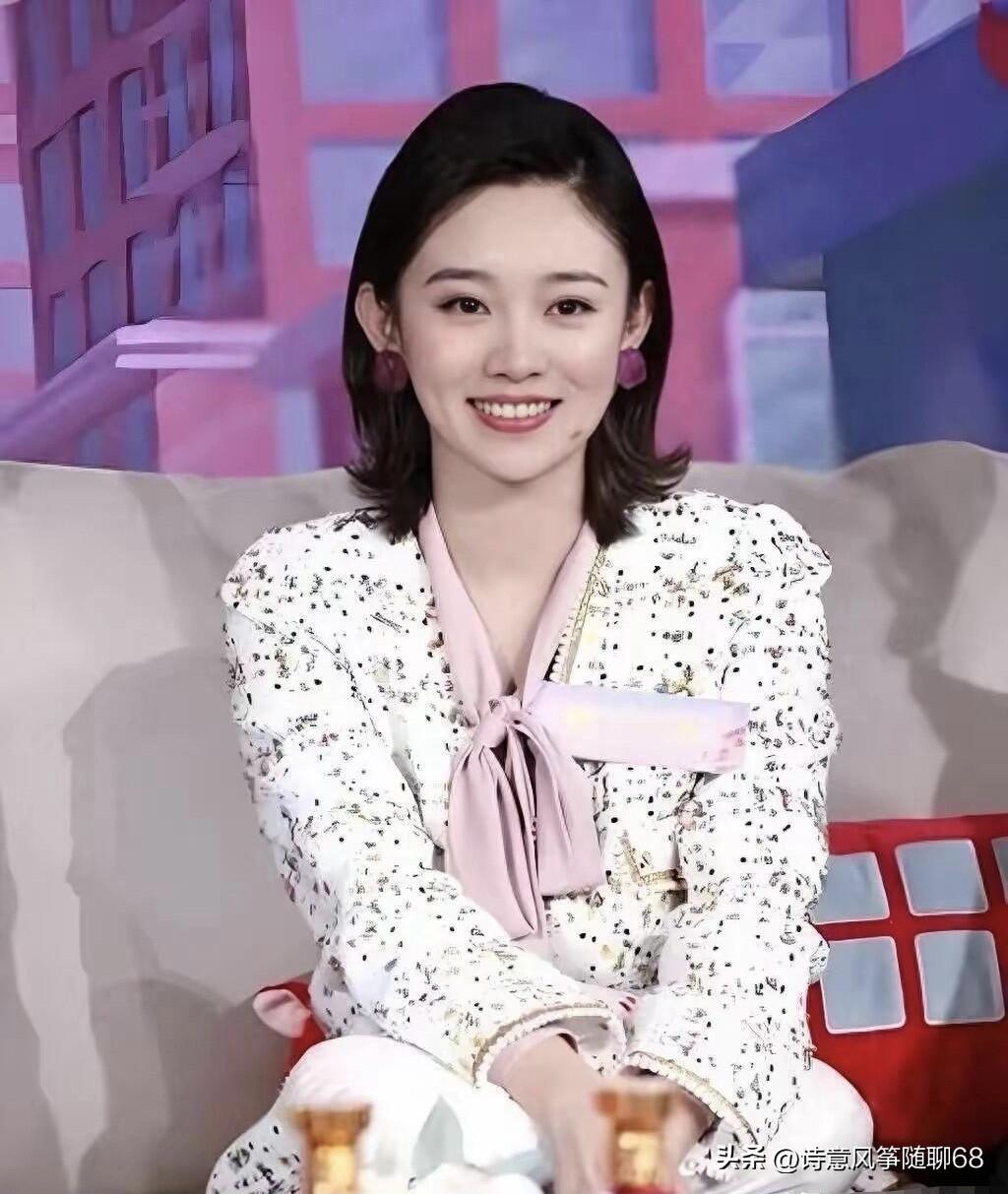 这位主持人长得好漂亮啊，是真正意义上的360度无死角的天然美女，颜值比马凡舒高，