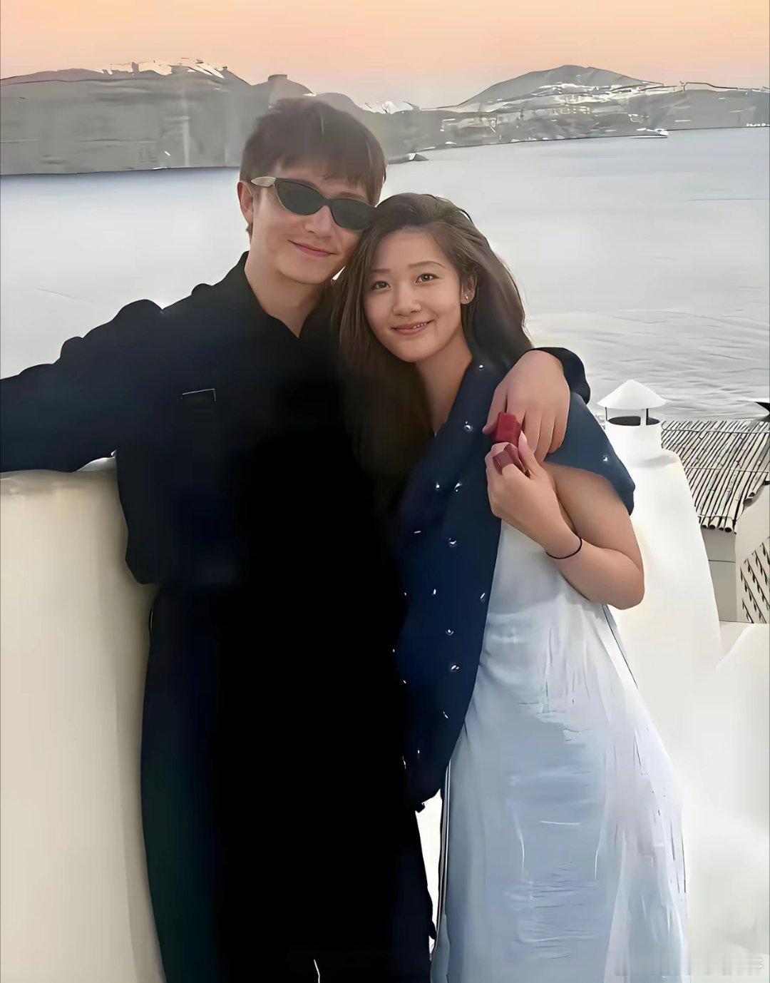 黄轩的女朋友。应该是整个娱乐圈里男明星找的评价最高的女生了。一般的男明星都喜欢网