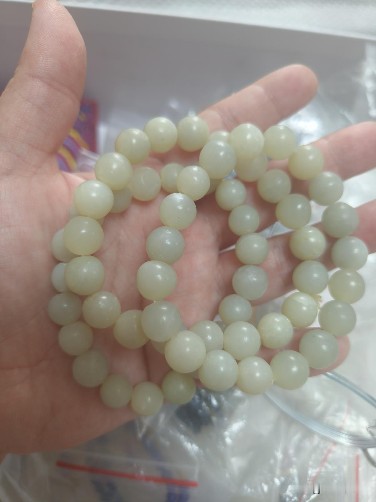 手链呢，我是真没有了，不过我女儿昨天打扫书房的时候呢，又发现了这三串。这三串呢是