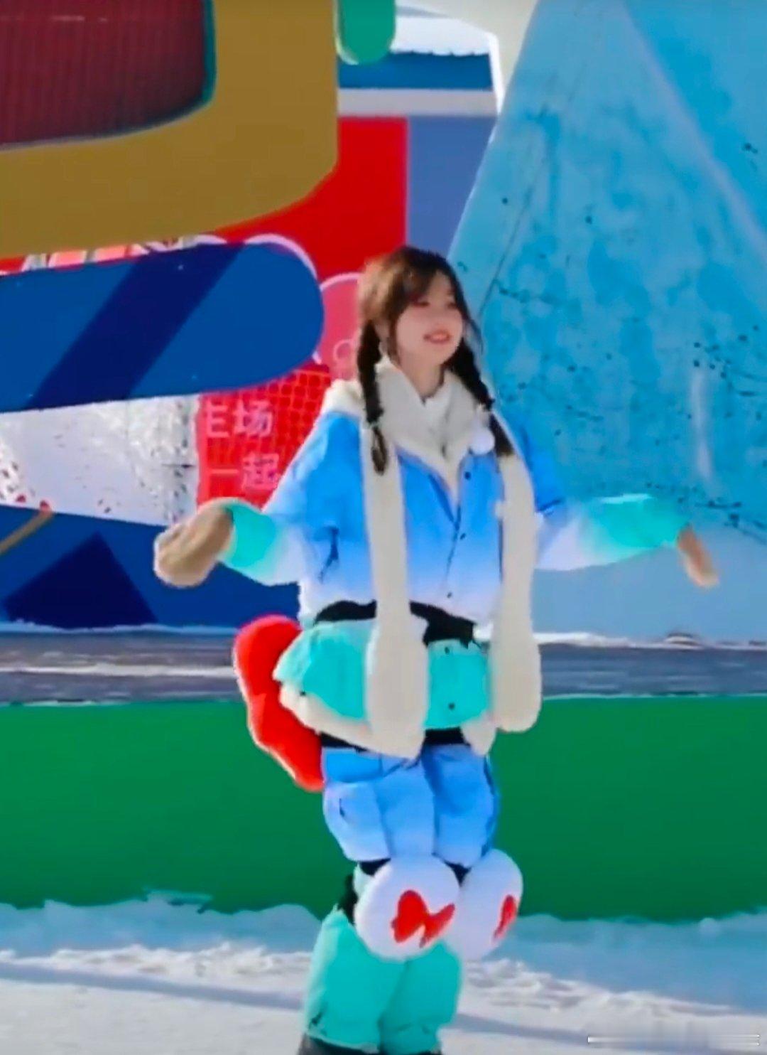 虞书欣企鹅舞萌力全开 哈哈，看虞书欣这企鹅舞跳得，简直是顶级妈粉收割机啊！可爱得
