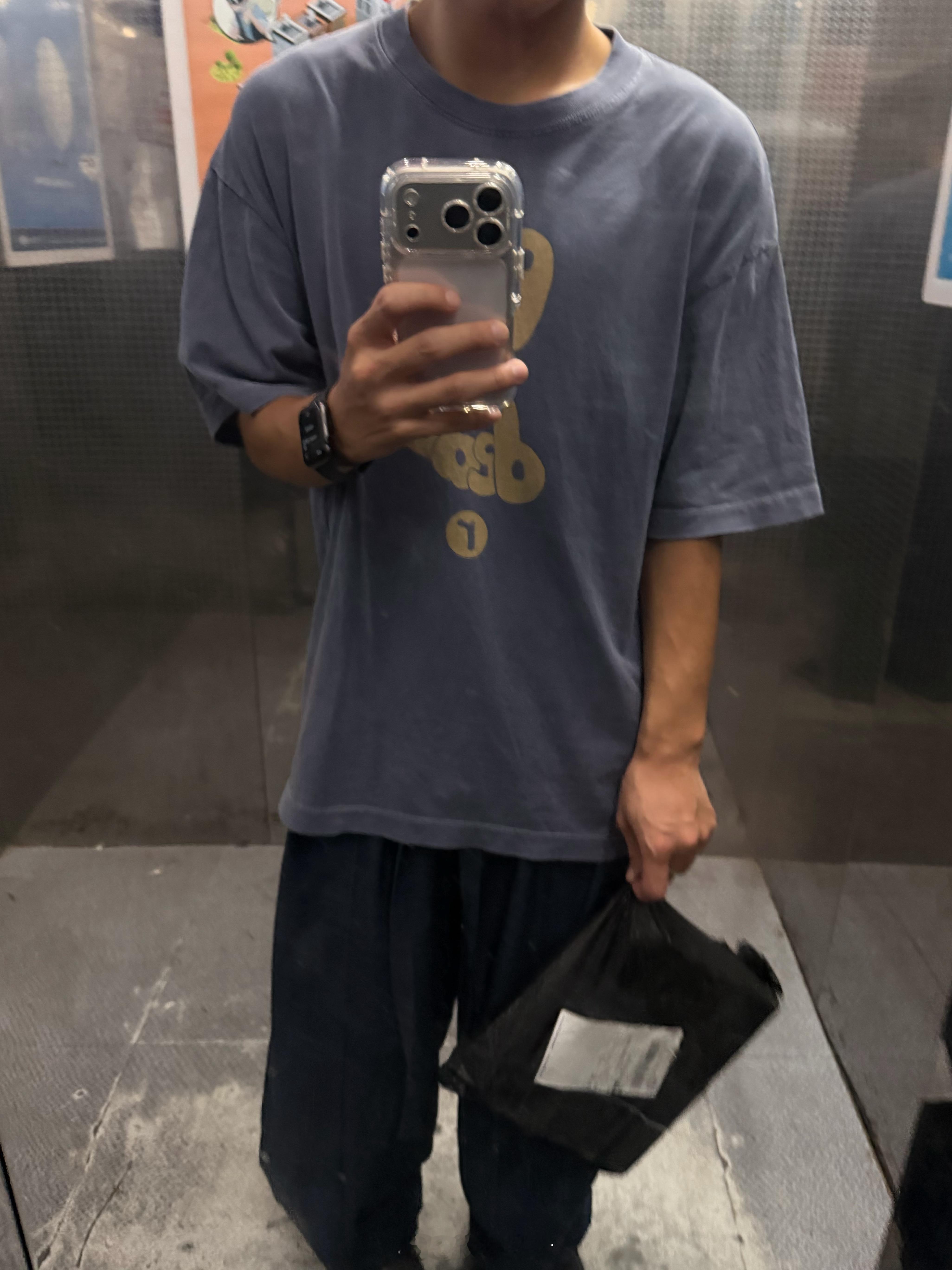 回学校给朋友送东西，被一个学生问是不是大一的，我说我毕业了，原来我很显嫩吗[捂嘴