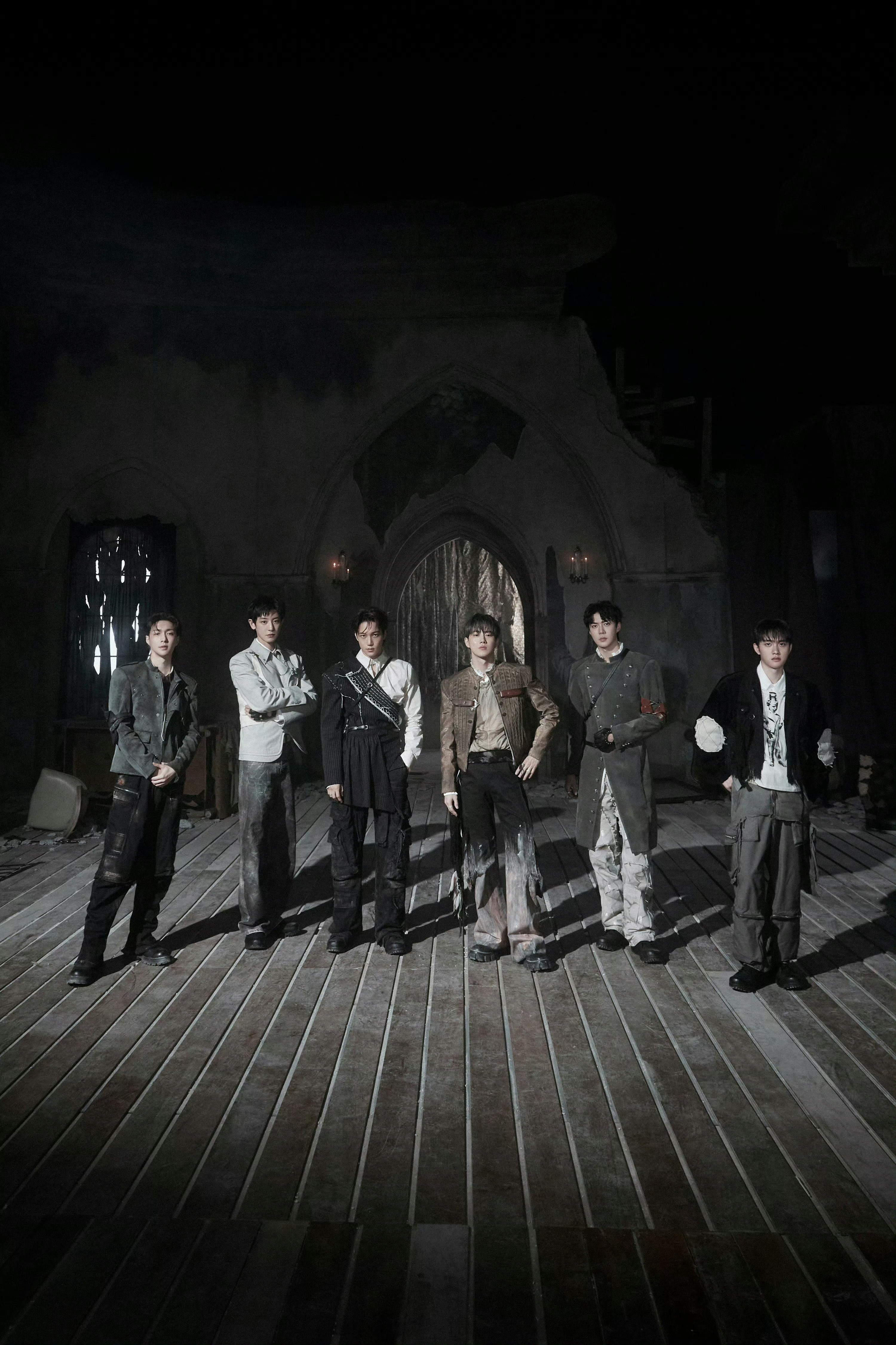 EXO回归 SM娱乐方面表示，EXO正规8辑《REVERSE》将于当天下午6点通