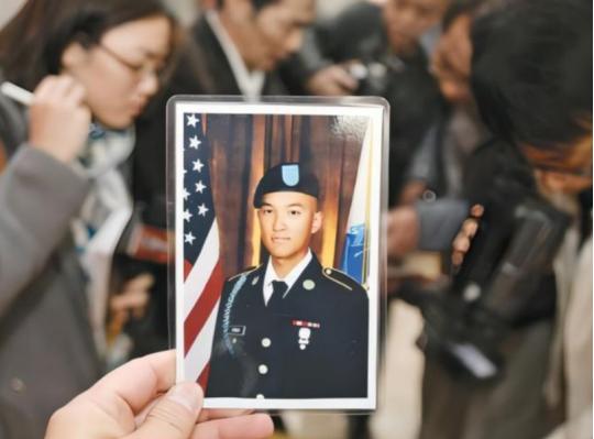 年仅19岁的美国华裔士兵陈宇晖，只因洗澡忘关水龙头，被美国军官拖到石子路上，背部