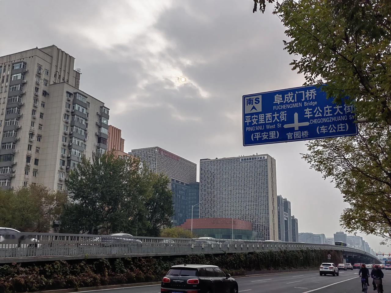 预报北京今天雨夹雪，昨天就开始阴天了，气温也有所下降，真正有了些冬天的感觉。
 