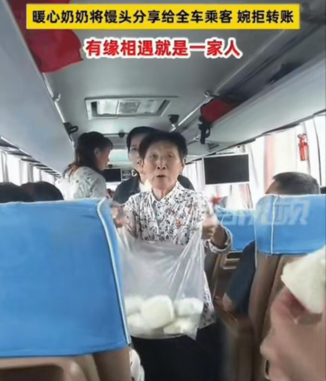 贵州正安，高速积水，一辆大巴车被困3个多小时。午饭时间全车人饿肚子，就在大家又饿