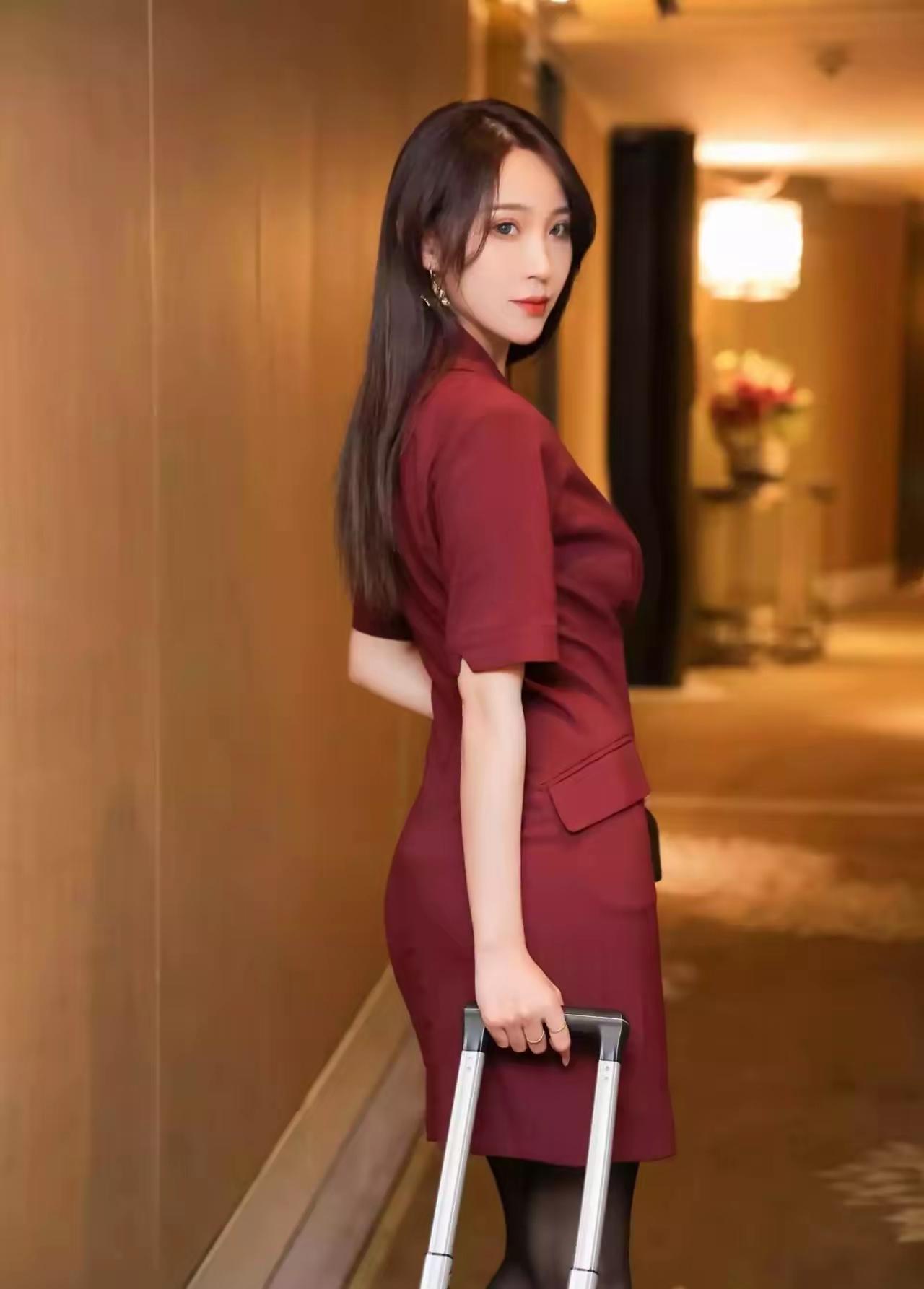 空姐的穿搭真的很有魅力。常见的空姐制服一般是套装形式。上衣多为修身的西装款式，能