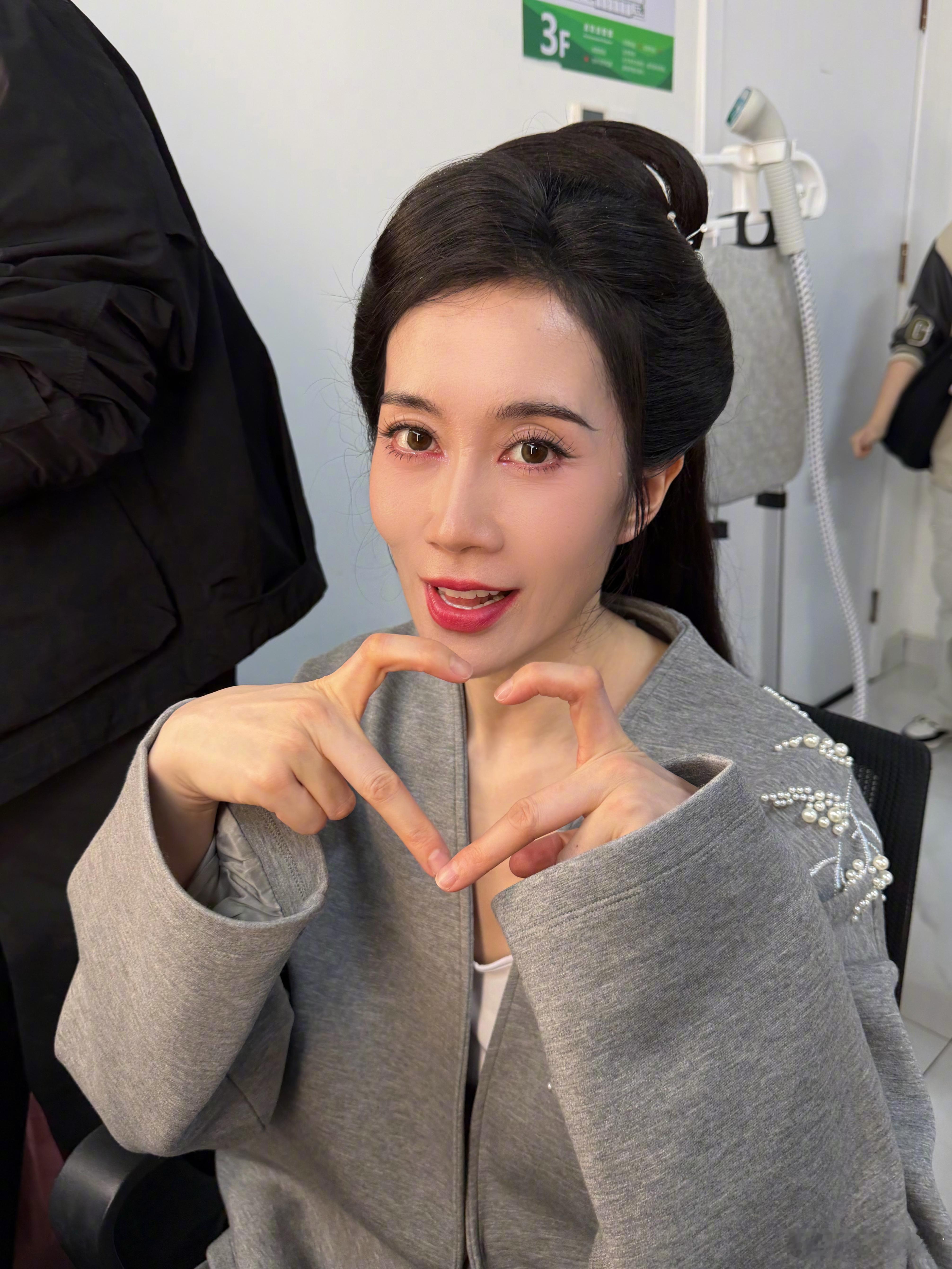 李小冉比温峥嵘还大两岁 居然比大两岁，完全看不出来！两位姐姐保养好绝啊～期待她们