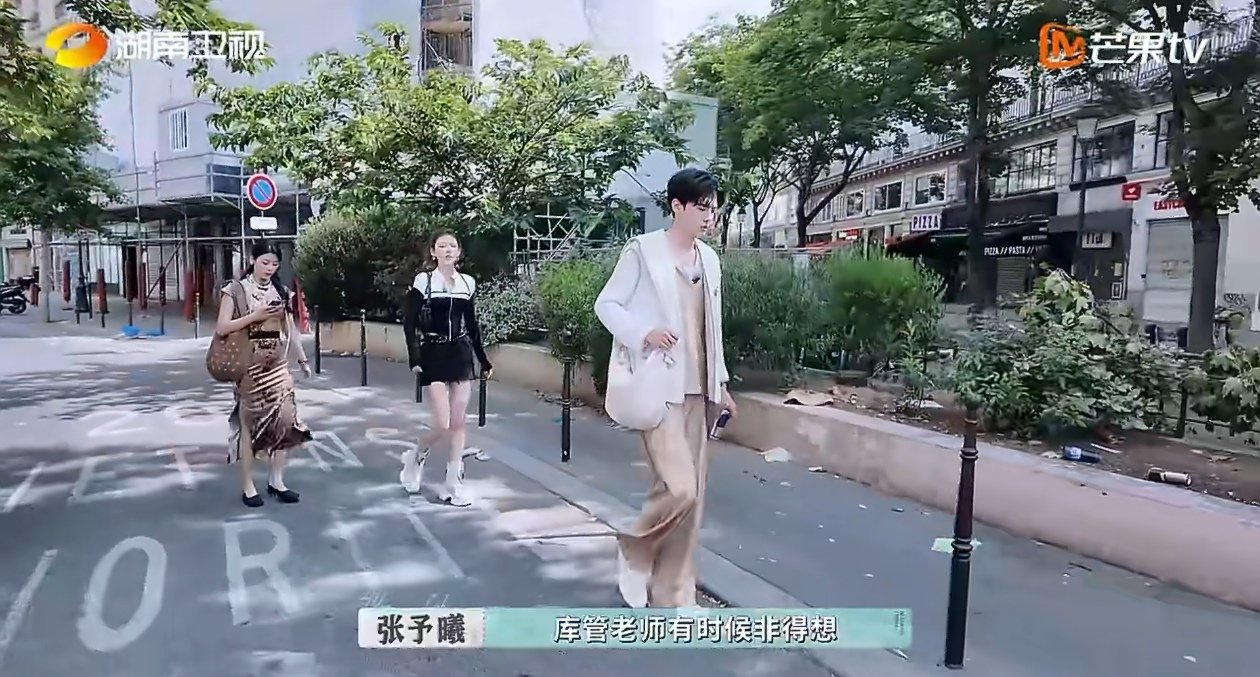 张予曦一上班就想喝咖啡的打工胃 张予曦一上班就开启咖啡渴望模式，上班路上拽着毕雯