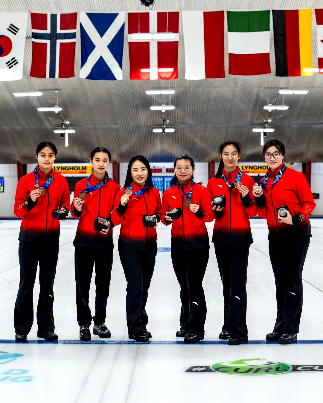 中国冰壶女队世青赛铜牌中国冰壶女队11比4美国恭喜中国冰壶女队！世青赛11-4力