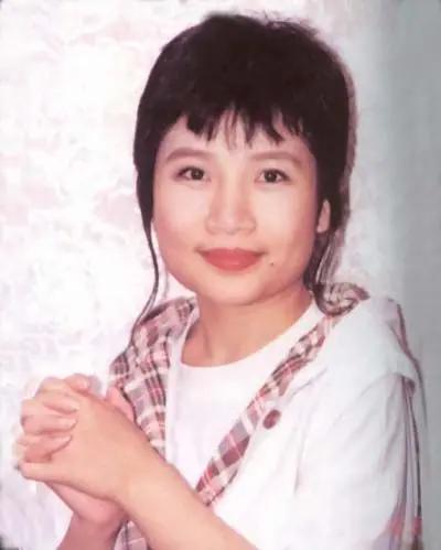 你如何看待李娜的人生选择?著名歌手李娜《青藏高原》
演唱者，在事业的巅峰时刻期的